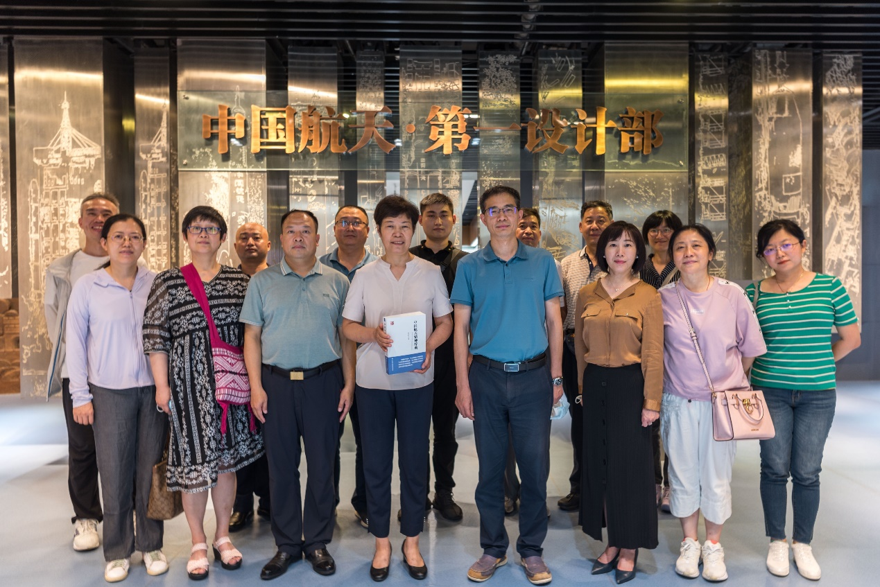 “发扬军人精神 建功水运事业”水运院工会开展军转干部重温军营阵地参观活动